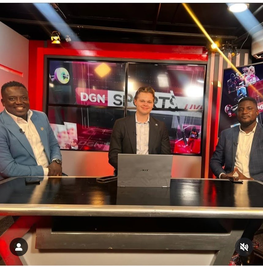 James a journalism internship at work middle on live tv, guide tv-Pro-Passion Projects